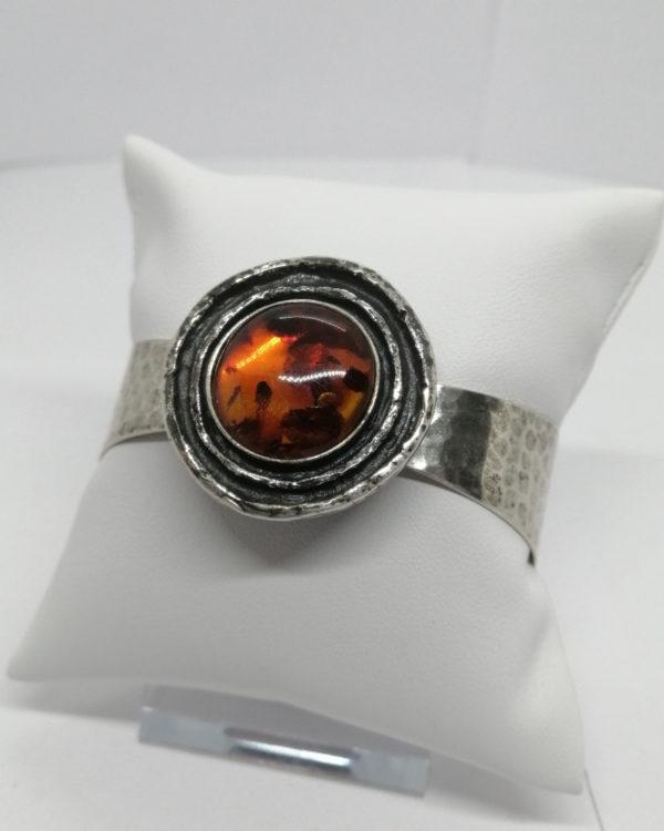 Bracelet argent, martelé et cabochon d'ambre, vintage 1960, orfèvre Schleissner & Sohne.