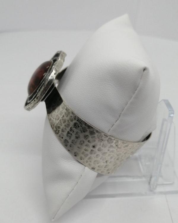 Bracelet argent, martelé et cabochon d'ambre, vintage 1960, orfèvre Schleissner & Sohne. – Image 2