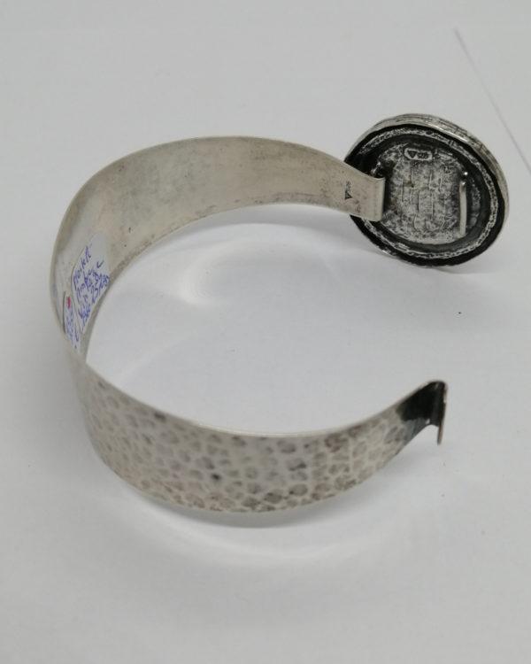 Bracelet argent, martelé et cabochon d'ambre, vintage 1960, orfèvre Schleissner & Sohne. – Image 4