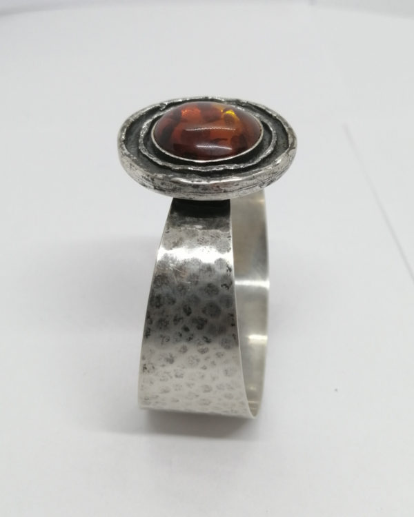 Bracelet argent, martelé et cabochon d'ambre, vintage 1960, orfèvre Schleissner & Sohne. – Image 5