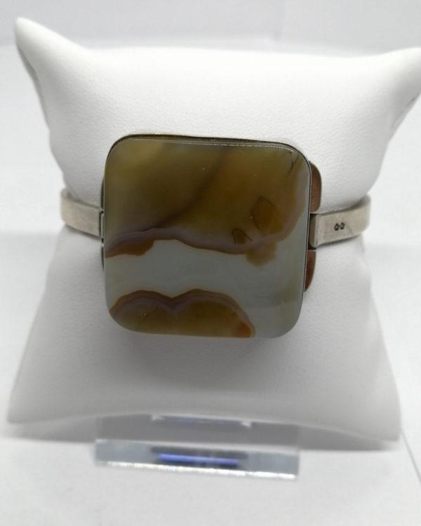 Bracelet argent, jonc ouvrant avec cabochon d'agate, signé Lacroix, 1980.