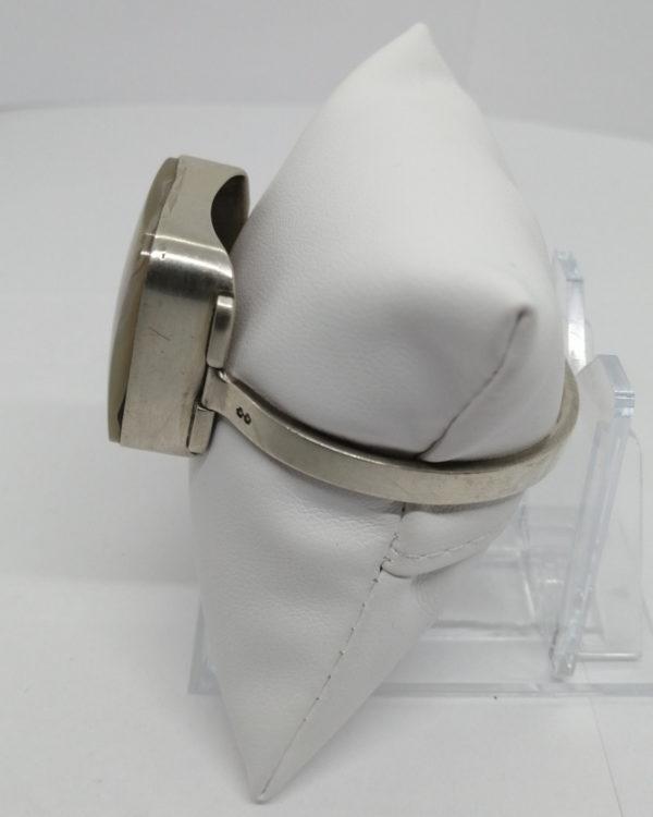 Bracelet argent, jonc ouvrant avec cabochon d'agate, signé Lacroix, 1980. – Image 2