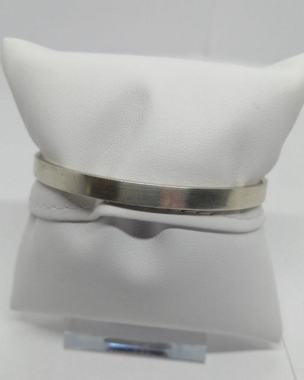 Bracelet argent, jonc ouvrant avec cabochon d'agate, signé Lacroix, 1980. – Image 3