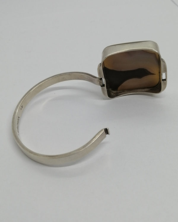 Bracelet argent, jonc ouvrant avec cabochon d'agate, signé Lacroix, 1980. – Image 4