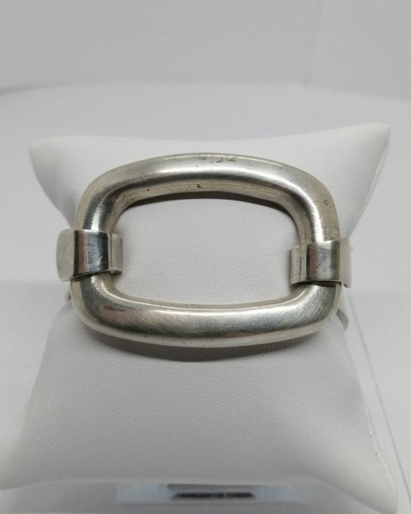 Bracelet argent, jonc ouvrant martelé, et grosse boucle, signé Fabrice Pelletier, 1960-80.