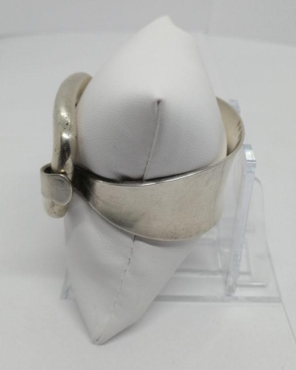 Bracelet argent, jonc ouvrant martelé, et grosse boucle, signé Fabrice Pelletier, 1960-80. – Image 2