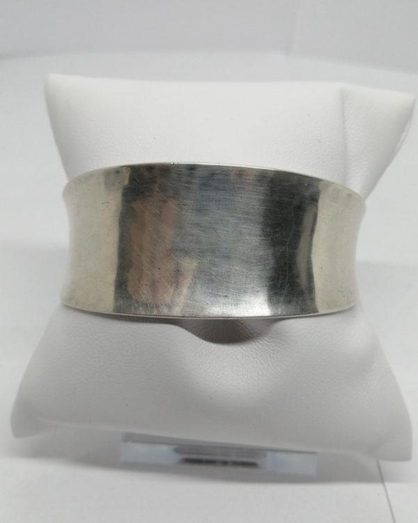 Bracelet argent, jonc ouvrant martelé, et grosse boucle, signé Fabrice Pelletier, 1960-80. – Image 3