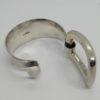 Bracelet argent, jonc ouvrant martelé, et grosse boucle, signé Fabrice Pelletier, 1960-80. – Image 4
