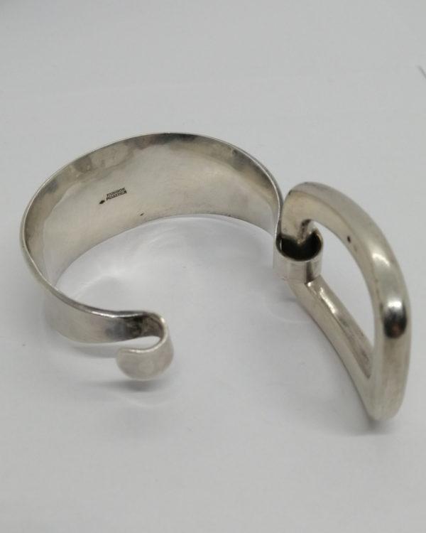 Bracelet argent, jonc ouvrant martelé, et grosse boucle, signé Fabrice Pelletier, 1960-80. – Image 4