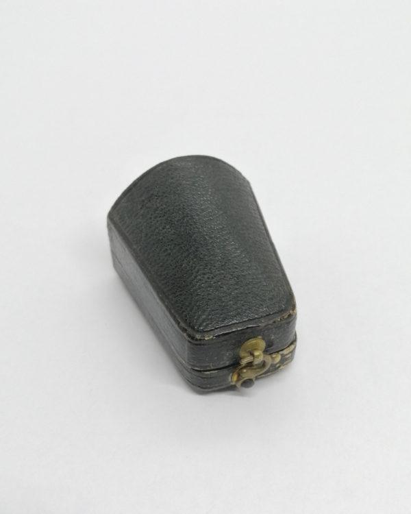 Dés à coudre en or, et son coffret cuir de forme, vers 1920.