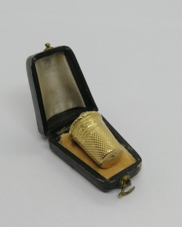Dés à coudre en or, et son coffret cuir de forme, vers 1920. – Image 2