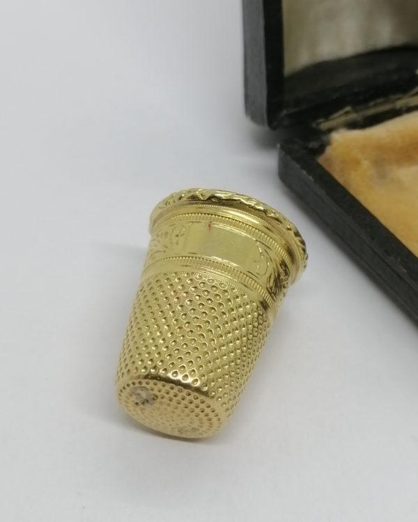 Dés à coudre en or, et son coffret cuir de forme, vers 1920. – Image 3