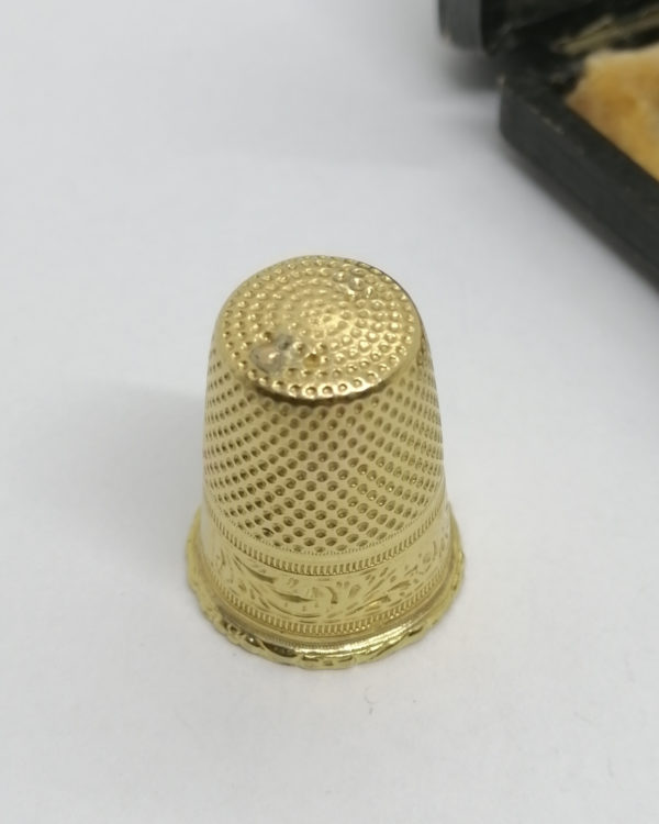 Dés à coudre en or, et son coffret cuir de forme, vers 1920. – Image 4