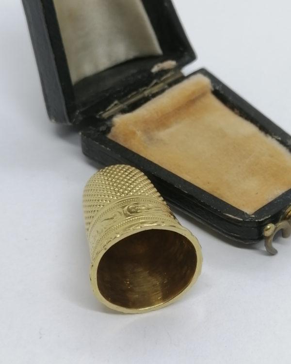 Dés à coudre en or, et son coffret cuir de forme, vers 1920. – Image 5