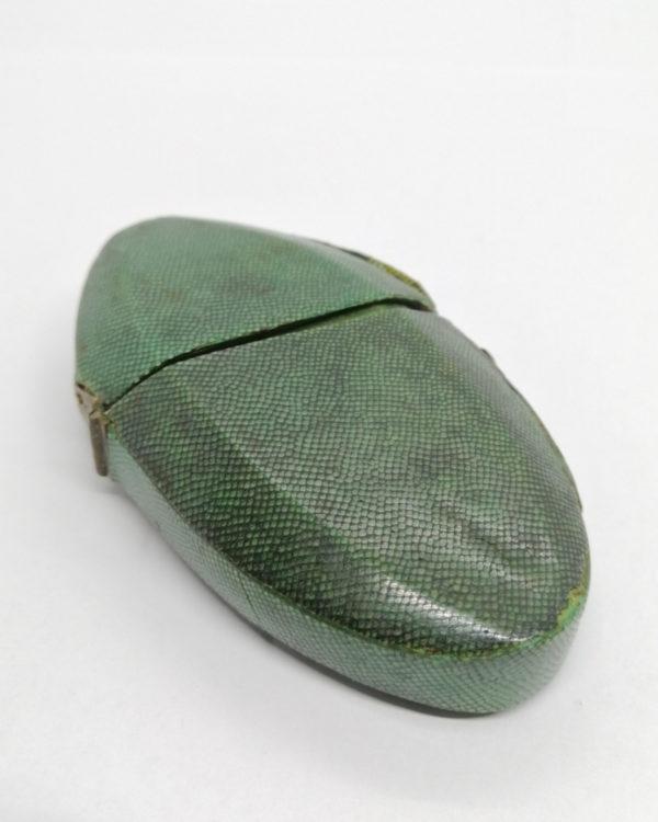 Flacon à sels ou de pâmoison, cristal et or, et son écrin en galuchat, vers 1809. – Image 2