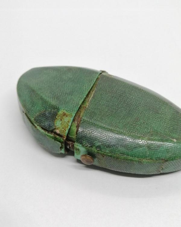 Flacon à sels ou de pâmoison, cristal et or, et son écrin en galuchat, vers 1809. – Image 3