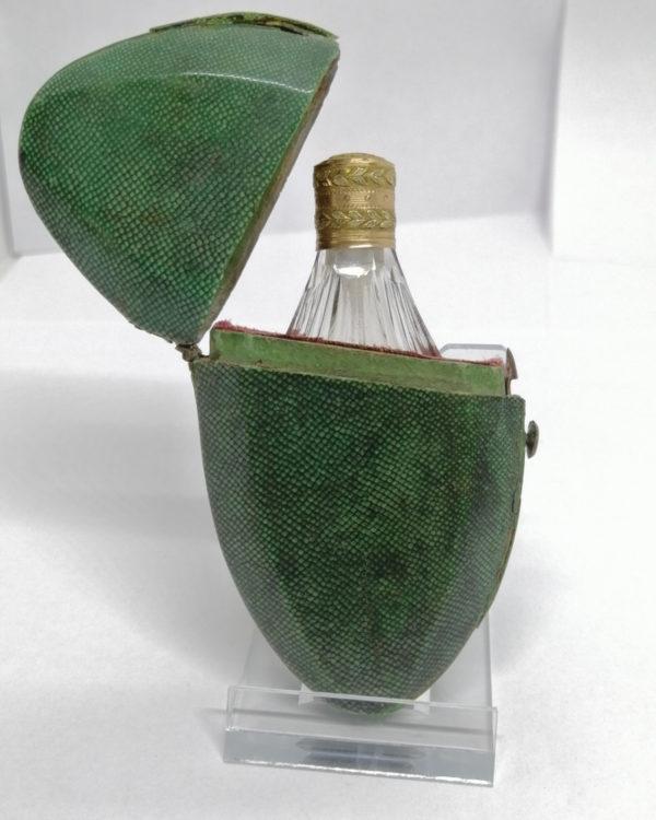 Flacon à sels ou de pâmoison, cristal et or, et son écrin en galuchat, vers 1809.