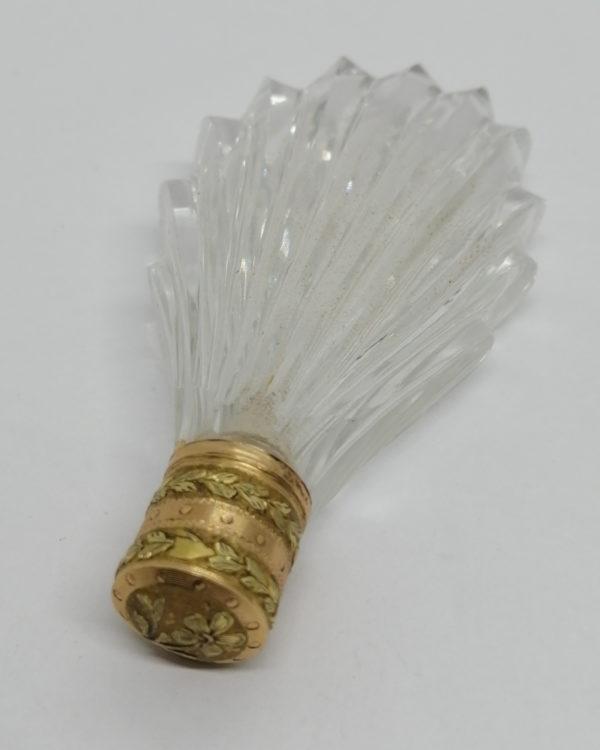 Flacon à sels ou de pâmoison, cristal et or, et son écrin en galuchat, vers 1809. – Image 5