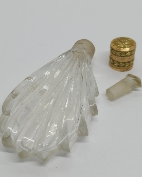 Flacon à sels ou de pâmoison, cristal et or, et son écrin en galuchat, vers 1809. – Image 6