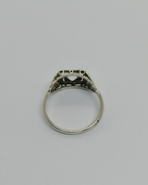 Bague argent, forme géométrique, sertie de saphir blanc, Art Déco. – Image 3
