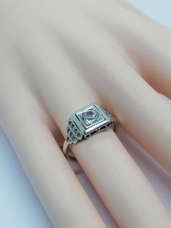 Bague argent, forme géométrique, sertie de saphir blanc, Art Déco. – Image 4
