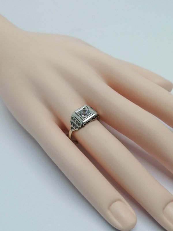 Bague argent, forme géométrique, sertie de saphir blanc, Art Déco. – Image 5