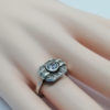 Bague argent, de forme géométrique, pavage de saphir blanc, Art Déco. – Image 4