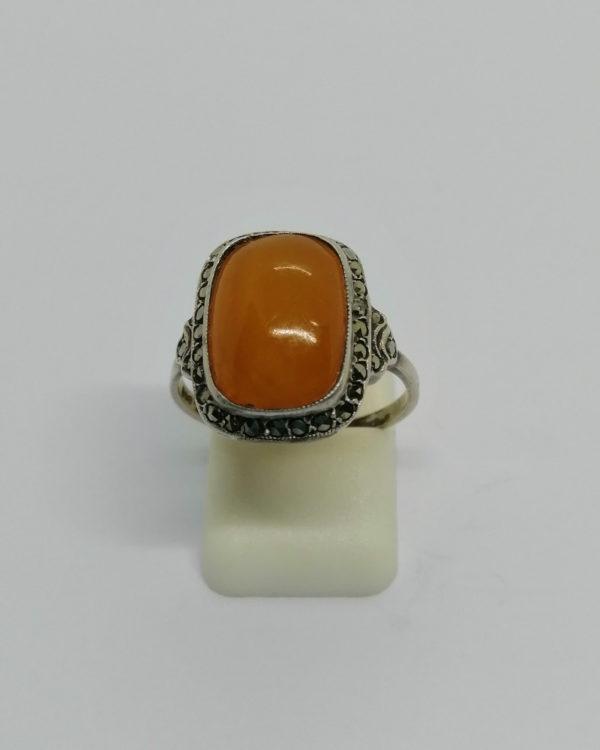 Bague argent, avec agate couleur caramel, et pavage de marcasites.