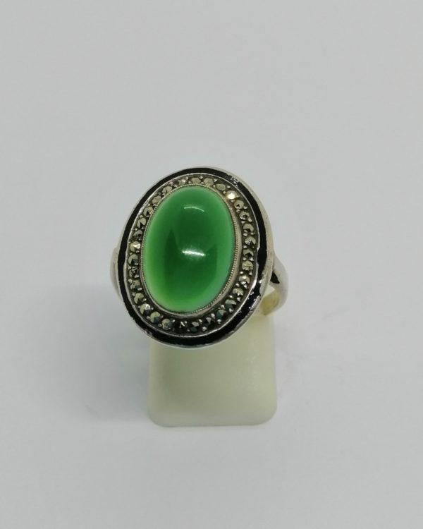 Bague argent, pavage de marcasites, agate verte et un filet d'émail noir, vers 1930.