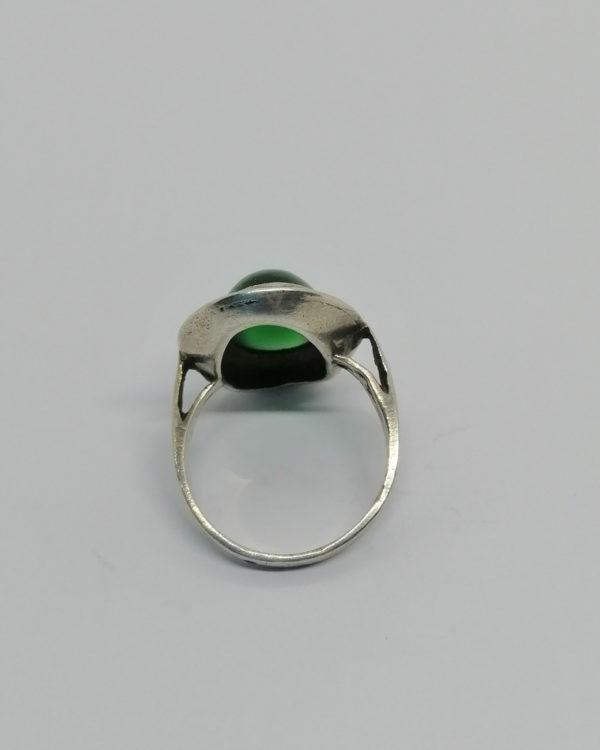 Bague argent, pavage de marcasites, agate verte et un filet d'émail noir, vers 1930. – Image 3