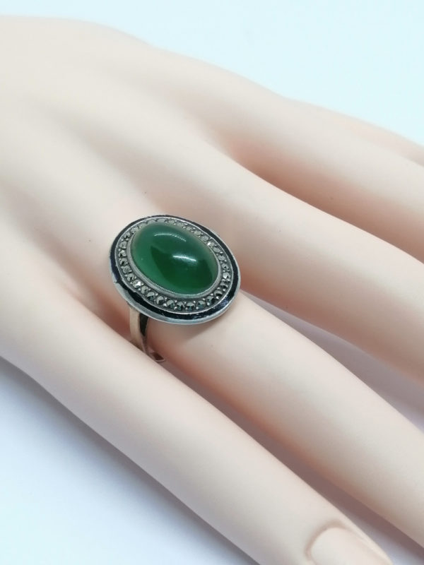 Bague argent, pavage de marcasites, agate verte et un filet d'émail noir, vers 1930. – Image 4