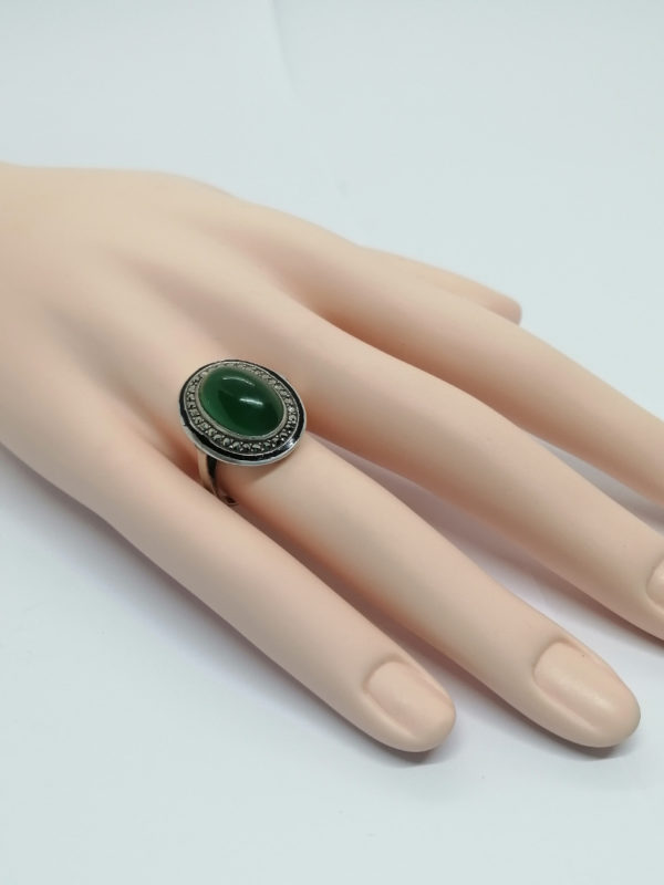 Bague argent, pavage de marcasites, agate verte et un filet d'émail noir, vers 1930. – Image 5