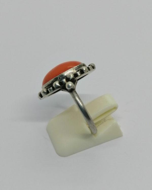 Bague argent de forme ovale, cabochon de corail et marcasites, vers 1920. – Image 2