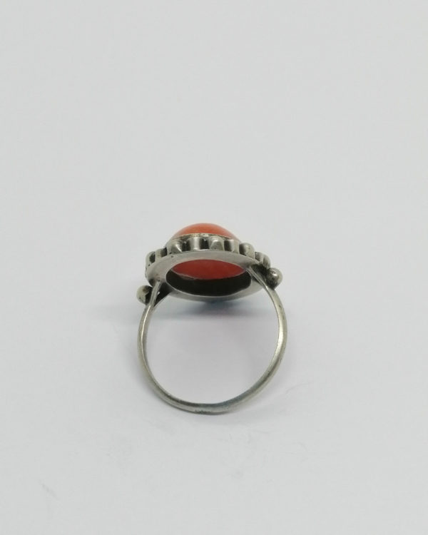 Bague argent de forme ovale, cabochon de corail et marcasites, vers 1920. – Image 3