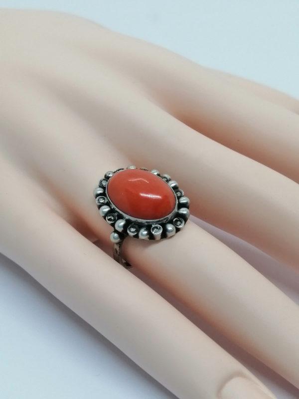 Bague argent de forme ovale, cabochon de corail et marcasites, vers 1920. – Image 4