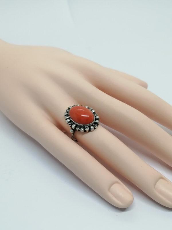 Bague argent de forme ovale, cabochon de corail et marcasites, vers 1920. – Image 5
