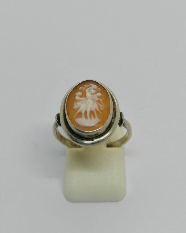 Bague argent, avec camée coquillage, les danseuses, vers 1900.