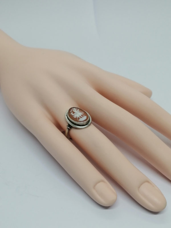 Bague argent, avec camée coquillage, les danseuses, vers 1900. – Image 5