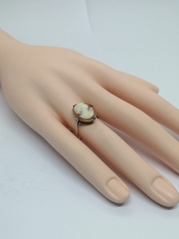 Bague argent, camée coquillage, portrait de femme, vers 1920. – Image 5