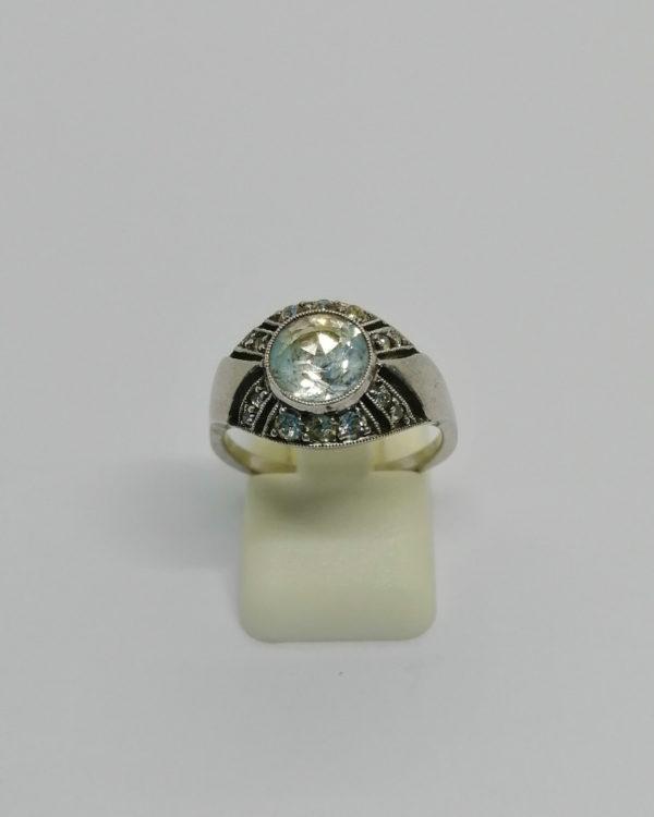 Bague argent, modèle dôme ajouré et sertie de saphir blanc, Art Déco.