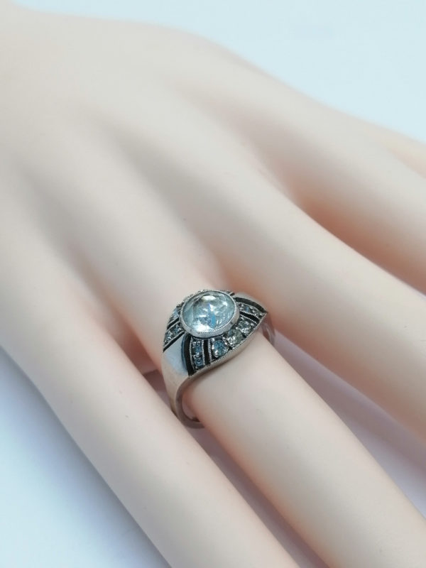 Bague argent, modèle dôme ajouré et sertie de saphir blanc, Art Déco. – Image 5