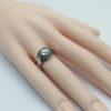 Bague argent, modèle dôme ajouré et sertie de saphir blanc, Art Déco. – Image 6