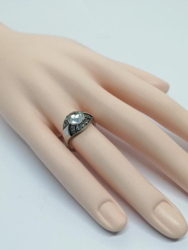 Bague argent, modèle dôme ajouré et sertie de saphir blanc, Art Déco. – Image 6