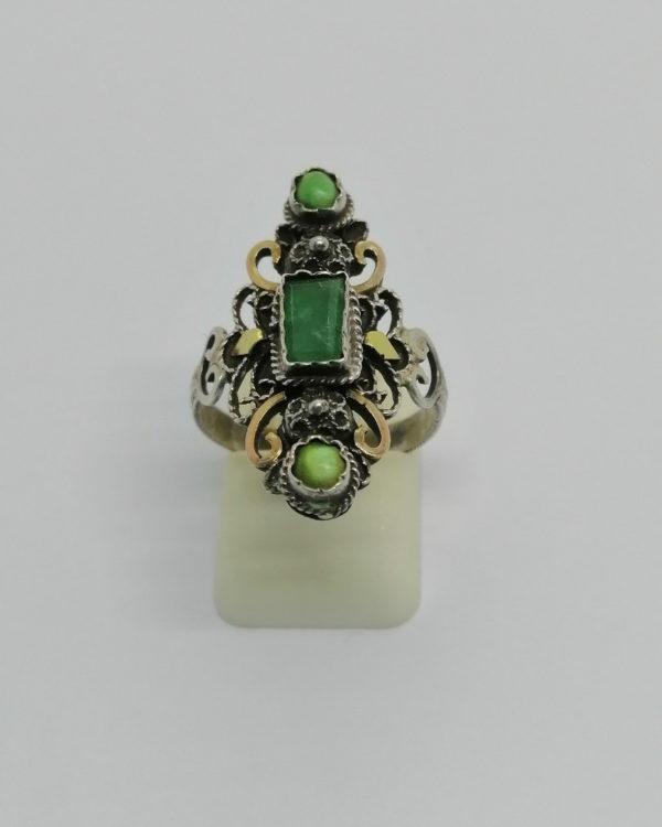 Bague argent, bicolore avec émeraude et turquoises, vers 1860-1880.