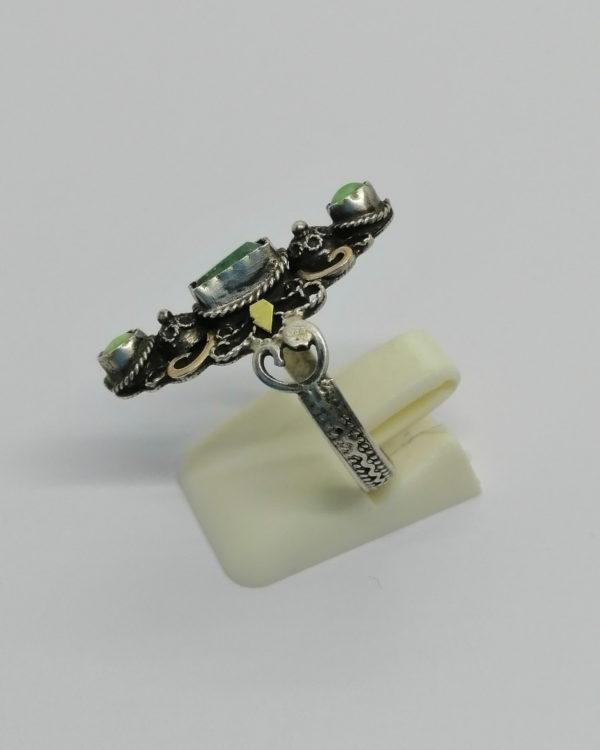Bague argent, bicolore avec émeraude et turquoises, vers 1860-1880. – Image 2