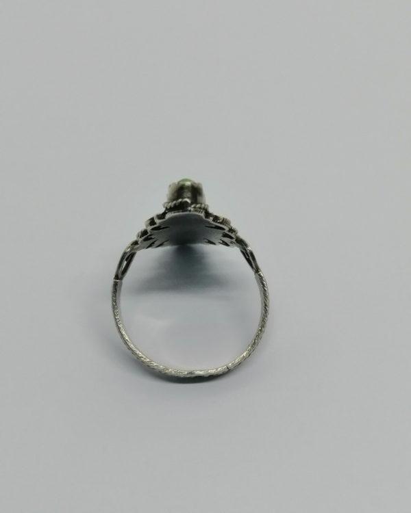 Bague argent, bicolore avec émeraude et turquoises, vers 1860-1880. – Image 3