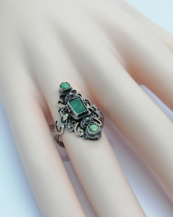 Bague argent, bicolore avec émeraude et turquoises, vers 1860-1880. – Image 4