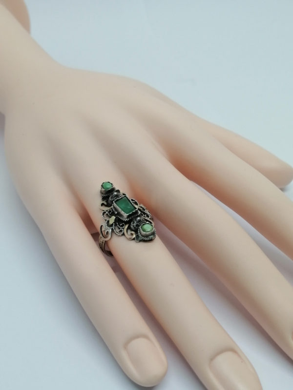 Bague argent, bicolore avec émeraude et turquoises, vers 1860-1880. – Image 5