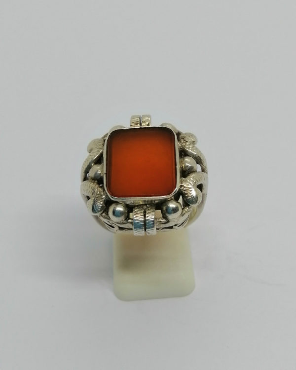 Bague argent, monture ouvragée, avec plaque de cornaline, 1900-20.