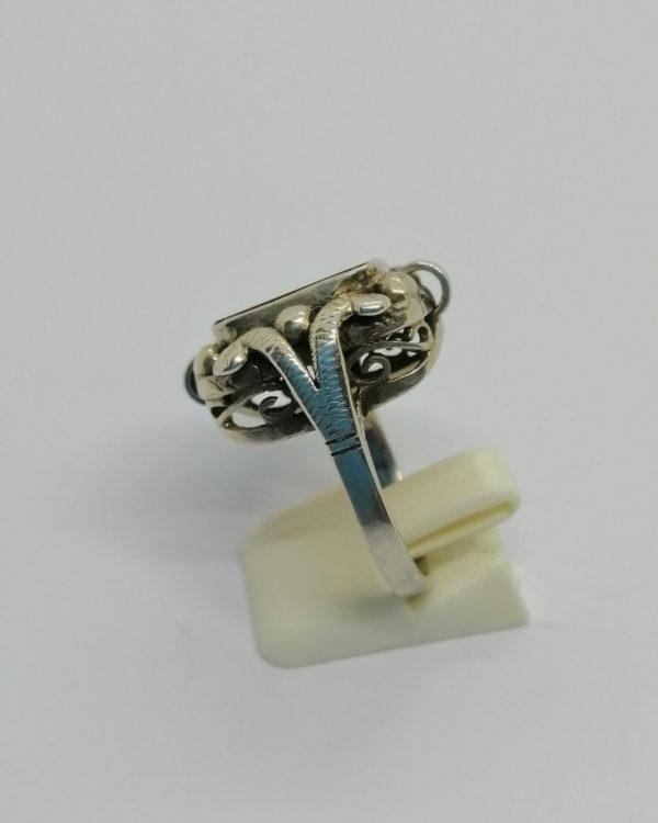 Bague argent, monture ouvragée, avec plaque de cornaline, 1900-20. – Image 2